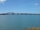 Мост Auckland Harbour в en:Watchman Island, к западу от него.