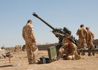 Австралийские артиллеристы у орудия L118 (Афганистан, март 2009)