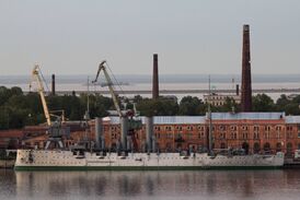 Крейсер «Аврора» и здания завода