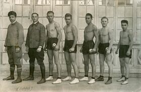 Сборная команда Азербайджанской ССР по боксу в 1928 году. Слева направо: А. Есаян, Фаерман, А. Шепелев, В. Поддубный, В. Чачаев, Безмятинов и Аббас Агаларов