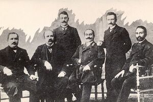 Сидят справа налево: Гурбанали Шарифзаде[az], Султан Меджид Ганизаде, Джалил Мамедкулизаде и Алискандер Джафарзаде[az]. Стоят справа налево: Омар Фаик Неманзаде и Гамзат-бек Габулов[az]. Конец XIX века