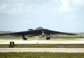 Взлёт B-2 с базы военно-воздушных сил США «Андерсен», располагающейся на острове Гуам в Тихом Океане.