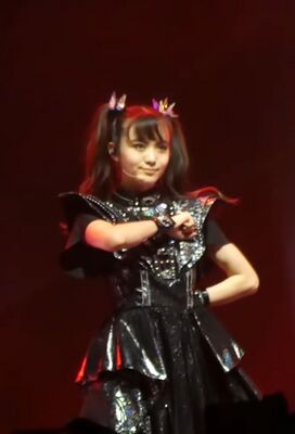 Кикути выступает во время Babymetal - US Tour в Вашингтоне, 2019 год.