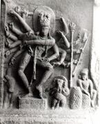 Рельеф в пещерном комплексе Бадами (VI век, Карнатака). В правом нижнем углу — изображение музыканта, перед ним два барабана, один — в горизонтальном положении, другой — в вертикальном