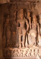 Вишну со спутниками в пещерных храмах Бадами, 540—578 годы