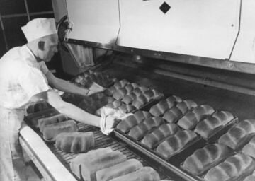 Baking bread at the Continental Baking Company, Portland, Oregon (3724227704).jpg