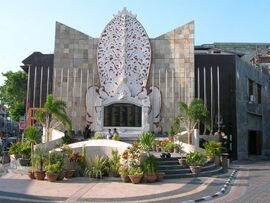 Памятник жертвам теракта на Бали с перечислением имён погибших