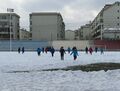 Учащиеся школы иностранных языков Баотоу играют в футбол на снегу