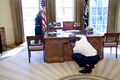 Барак Обама и Каролин Кеннеди осматривают стол «Резолют»