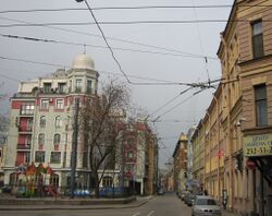 Начало Бармалеевой улицы от Большой Пушкарской. Слева за детской площадкой дом 2; справа дом 1 / Большая Пушкарская, 52