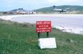 Посадочная зона (пляж популярен у туристов и отдыхающих; виден предупреждающий знак, что аэродром действует, если на нём выставлен «ветряк»)