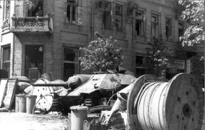 Уличный завал на одной из варшавских улиц во время восстания 1944 года