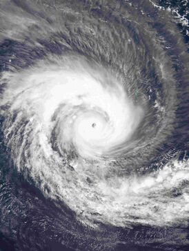 Интенсивный тропический циклон Батсирай почти с максимальной интенсивностью к северо-западу от Маврикия 2 февраля.