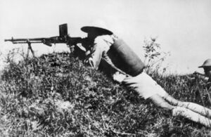 Китайский солдат с ручным пулеметом. Чанша, 1942