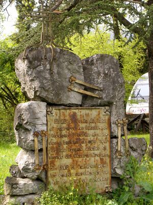 Photo of a small memorial with words in Spanish.