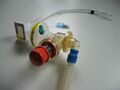 Система вентиляции с эндотрахеальной трубкой, детектором капнометрии, фильтром вентиляции, выдохом и клапаном PEEP