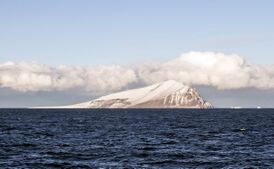 Вид острова Бофорта с проплывающим айсбергом на переднем плане
