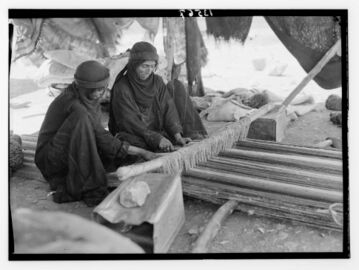 Бедуинки, занимающиеся ткачеством, 1946 год