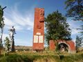 Справа — памятник погибшим в Великой Отечественной войне
