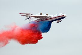 Бе-200ЧС выливает воду, окрашенную в цвета российского флага, на МАКС-2009