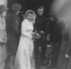 Уильям Роуз (в форме) на своей свадьбе с Таней Прайс в 1943 году