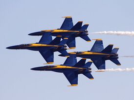 «Голубые ангелы» выполняют фигуру пилотажа «ромб». Расстояние между самолётами 45 см