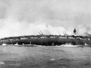 Тонущий германский крейсер «Блюхер»