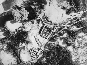 Взрыв бомбы возле Бергхоф, резиденции Адольфа Гитлера в Оберзальцберге, 25 апреля 1945 г.