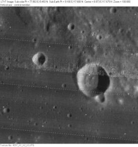 Снимок зонда Lunar Orbiter - IV. Кратер Боуэн справа от центра, слева от него сателлитный кратер Манилий H.