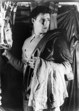 Марлон Брандо в роли Стэнли Ковальски в бродвейской постановке пьесы Трамвай «Желание» (1948 год)