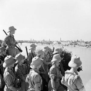 Британские солдаты смотрят на Багдад. 11 июня 1941