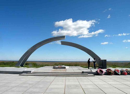 Мемориал «Разорванное кольцо». 2016 год Правого шара на прежнем месте нет.