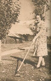 Ирья Броваллиус в своём саду в Нерке. Ок. 1943