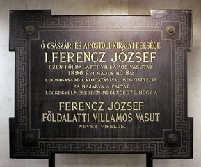 Мемориальная доска в музее Фёльдалатти на станции Deák Ferenc tér в Будапеште.