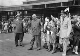 Отто Зур (в центре) в развлекательной поездке для берлинских детей, 1955