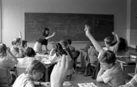 Bundesarchiv B 145 Bild-F079064-0006, Bonn, Gymnasium.jpg