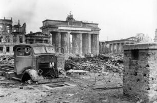 Вид Бранденбургских ворот после капитуляции Германии. Июнь 1945 года
