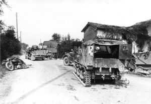 Май 1940 г. Разбитая колонна французской бронетехники. На переднем плане бронетранспортёр Lorraine 38L, справа в кювете его прицеп