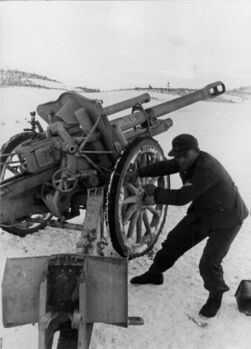 Расчёт орудия 10,5 cm leFH 18M в Югославии (декабрь 1943 года)