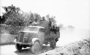 Немецкая моторизованная пехота на грузовике Опель-блиц. Италия. 1944