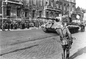 Немецкий танк «Тигр II» на улицах Будапешта
