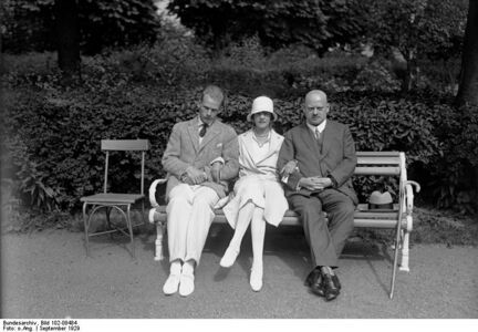 Густав Штреземан с супругой Кете и сыном Вольфгангом на отдыхе в Карловых Варах. Сентябрь 1929