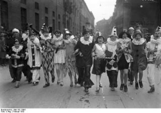 Карнавальное шествие (1932)