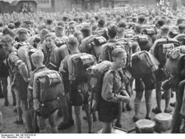 Отъезд юных бойцов Гитлерюгенда в летний лагерь на Боденском озере.