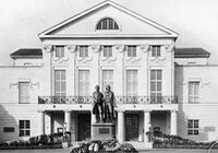 Bundesarchiv Bild 183-15436-0010, Weimar, Nationaltheater, Denkmal Goethe-Schiller.jpg