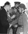 Председатель ЛДПГ Манфред Герлах вручает офицеру внутренних войск медаль Артура Беккера за выполнение мероприятий по обеспечению безопасности границы (29 августа 1968 года).
