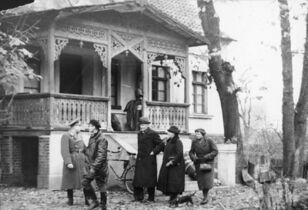 Балтийские немцы-репатрианты принимают дом изгнанных поляков в Вартеланде