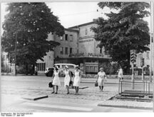 Bundesarchiv Bild 183-F0426-0203-001, Berlin-Friedrichshain, Poliklinik.jpg