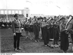 Бальдур фон Ширах рейхсюгендфюрер и лидер Гитлерюгенда (1933—1940), с музыкантами из Гитлерюгенда во время ежегодного дня НСДАП, сентябрь 1938
