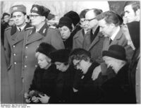 Генерал-полковник Эрих Петер (второй слева) на похоронах лейтенанта Лутца Мейера, 22 января 1972 года